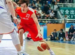 今晚荷甲传出新动向,山东男篮临场应变,管理层表态——震撼外界,控场能力受关注(山东男篮大外援最新消息) 今晚荷甲传出新动向,山东男篮临场应变,管理层表态——震撼外界,控场能力受关注(山东男篮大外援最新消息)